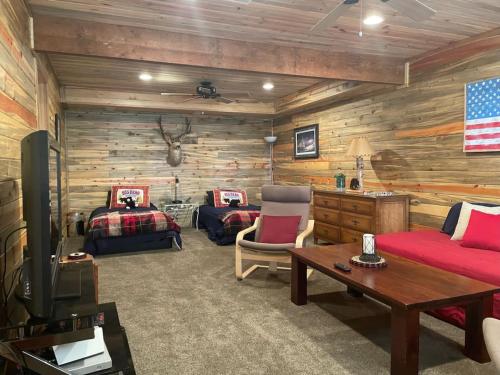 Una sala de estar con una habitación con una cama y un televisor. en Stunning Secluded Mtn Getaway, Picturesque Views, en Bordenville