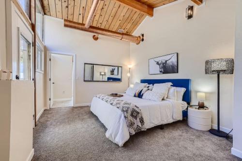 Voodi või voodid majutusasutuse Amazing 5BR Hot Tub Game Room Mountain Views toas