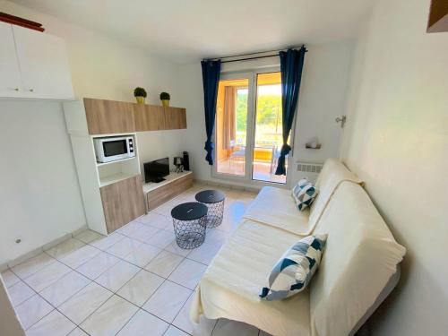 un salon avec un canapé et une cuisine dans l'établissement Studio - Gare - Centre ville, à Sanary-sur-Mer