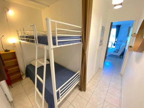 Cette chambre comprend 2 lits superposés et un couloir. dans l'établissement Studio - Gare - Centre ville, à Sanary-sur-Mer