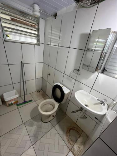 חדר רחצה ב-Aluga-se quarto com piscina