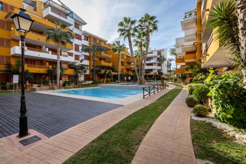 Bazén v ubytovaní New apartment with sea view and pool alebo v jeho blízkosti