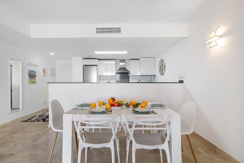 New apartment with sea view and pool