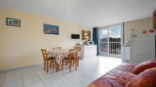une cuisine et une salle à manger avec une table et des chaises dans l'établissement Le Colisee A N23 - ST4, au Cap d'Agde