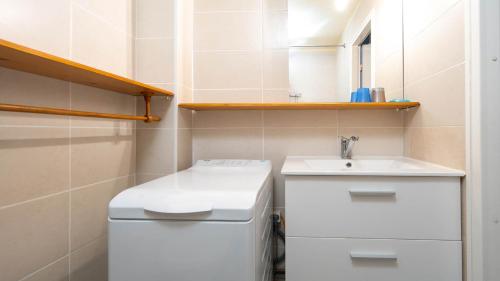 une petite salle de bain avec un lavabo et des toilettes dans l'établissement Le Colisee A N23 - ST4, au Cap d'Agde