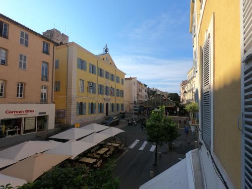 an empty street in a city with buildings at Adorable studio vieil Antibes in Antibes