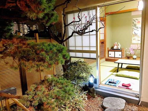 a view of a garden with a bench and a table at 新宿 新大久保駅108 平米日本庭園の宿 in Tokyo