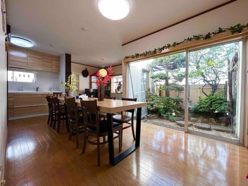 a kitchen and dining room with a table and chairs at 新宿 新大久保駅108 平米日本庭園の宿 in Tokyo