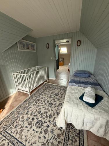 une chambre avec un lit dans le coin d'une pièce dans l'établissement les vents qui soufflent, au Crotoy