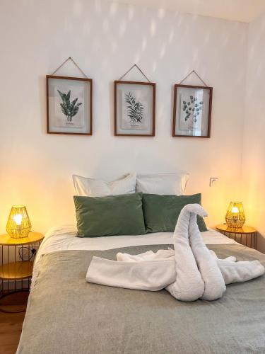 - une chambre avec un lit et une serviette blanche dans l'établissement Appartement Cosy, terrasse vu mer, piscine, Sauna - WarmHouse, à Plougonvelin