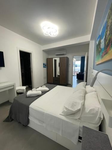 a bedroom with a large white bed in a room at Casa Vacanza Da Angela & Corrado in Pozzallo