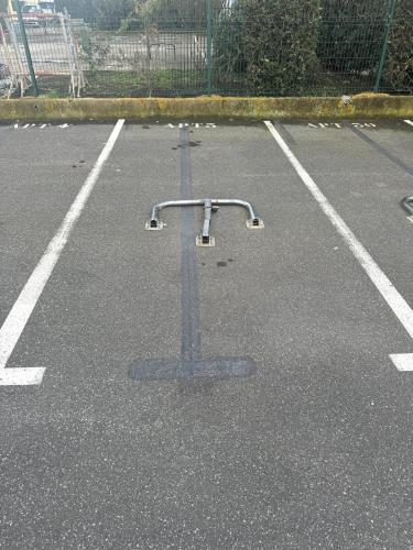 un pôle au milieu d'un parking dans l'établissement Appartement - Cap d'Agde, au Cap d'Agde