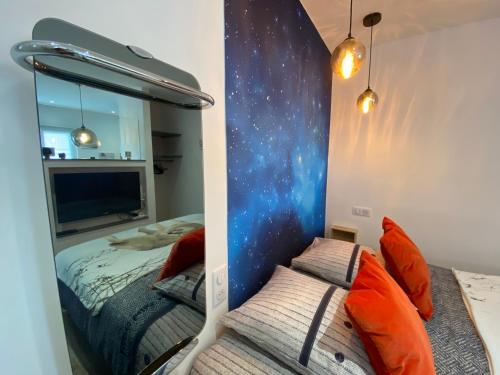 une chambre avec deux lits et un miroir dans l'établissement Sleeping Bio Tea, à Thionville