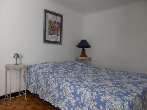 une chambre avec un lit et un tableau au mur dans l'établissement Idoine, à Toulon