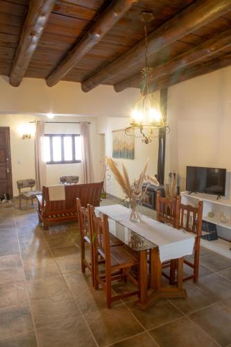 a kitchen and dining room with a table and chairs at Casa en el corazón de Huacalera, Jujuy in Tilcara