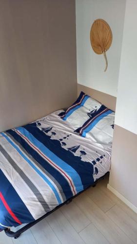 un lit dans un coin d'une pièce dans l'établissement Coquet appart coeur de ville Quend plage 1er étage, à Quend