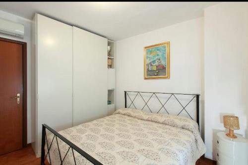 a bedroom with a bed and a picture on the wall at Monterosso nel cuore in Monterosso al Mare