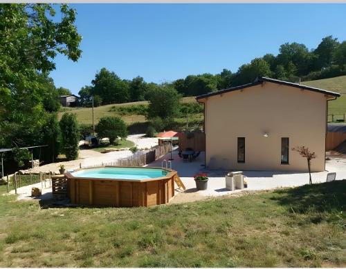 une maison avec une piscine devant dans l'établissement Le Séchoir, à Saint-Amand-de-Coly