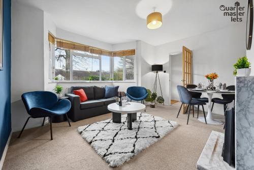 a living room with a couch and chairs and a table at 2 Bedroom Bungalow with Parking that Sleeps 6 in West Horsley