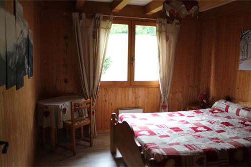 a bedroom with a bed and a window at Chalet Phidel - 11 personnes in Bernex