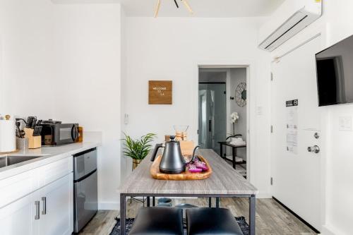 Dapur atau dapur kecil di Sleek Luxury Studio with Patio LAX & Beach Access