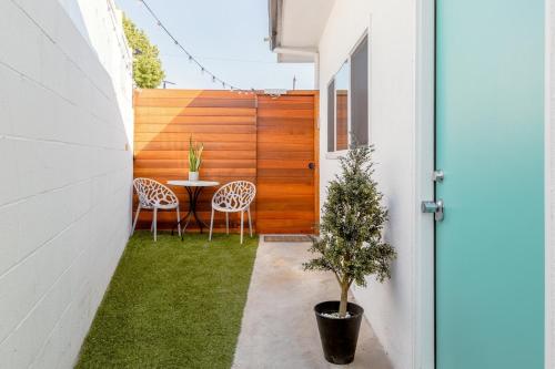 un patio con mesa y sillas en una casa en Sleek Luxury Studio with Patio LAX & Beach Access, en Los Ángeles