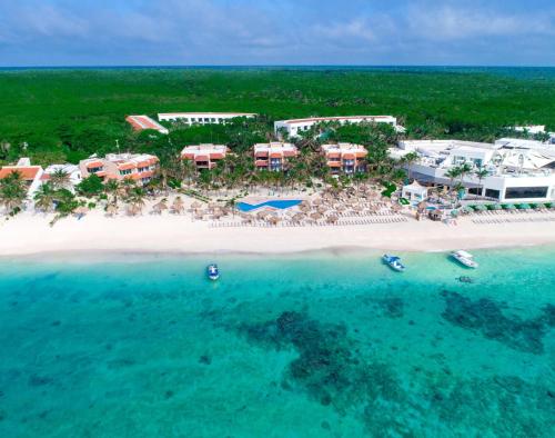アクマルにあるGrand Oasis Tulum Riviera - All Inclusiveのビーチにあるリゾートの航空写真