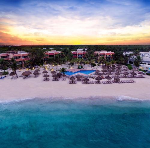 アクマルにあるGrand Oasis Tulum Riviera - All Inclusiveのビーチにあるリゾートの航空写真