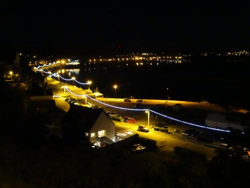 a view of a parking lot at night with lights at Gîte "ROSE des SABLES" - PISCINE jusqu'au 15 SEPTEMBRE, JARDIN BOTANIQUE, COMMERCES &MER in Surtainville