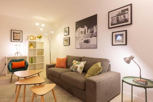 un salon avec un canapé et une table dans l'établissement Appartement de standing - 4 chambres - Grand Lyon, à Villeurbanne