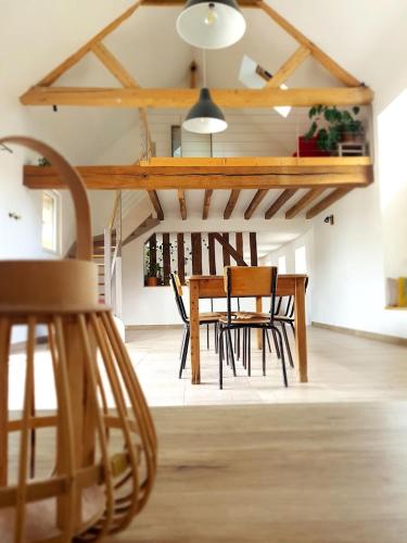 une salle à manger avec une table et des chaises en bois dans l'établissement Gite de groupe 