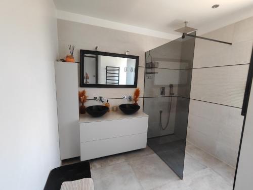 une salle de bain avec deux lavabos et une douche dans l'établissement VILLA MODERNE PISCINE JACUZZi, à Nice