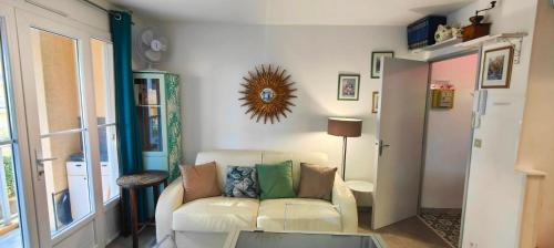 un salon avec un canapé et une table dans l'établissement Nice family studio near the beach Fréjus, à Fréjus