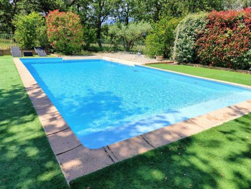 an overhead view of a swimming pool in a yard at Le Mas des Laurels in Chantemerle-lès-Grignan