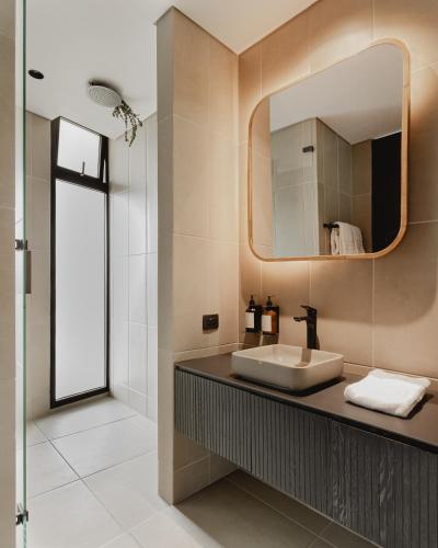a bathroom with a sink and a mirror at Seissta Medellín in Medellín