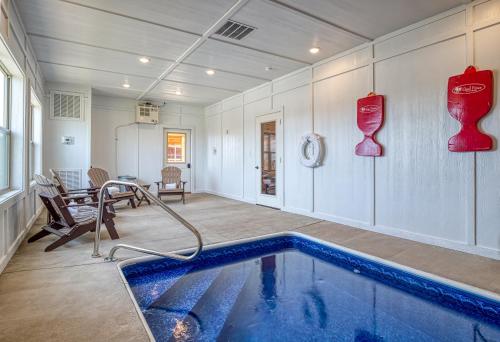 a swimming pool in a room with a table and chairs at Blue Bear Splash in Pigeon Forge