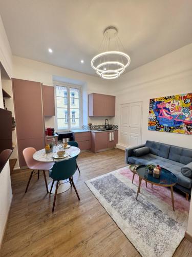 un salon avec un canapé et une table dans l'établissement A Casa Grandval - Ajaccio, à Ajaccio