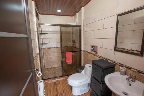 a small bathroom with a toilet and a sink at Quinta Issazu in Juntas