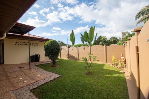 a backyard with a fence and a grass yard at Quinta Issazu in Juntas