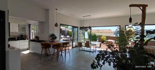 VILLA MODERNE PISCINE JACUZZi