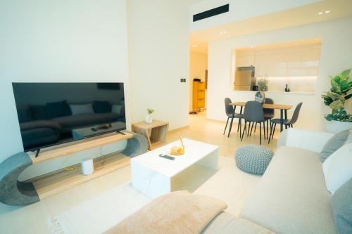 Luxury 2 bedroom Unit, Prime Location