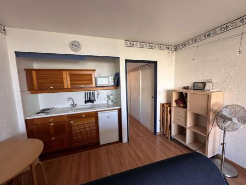 une petite cuisine avec un évier et un réfrigérateur dans l'établissement Studio 4 couchages avec piscine et parking à Port Camargue - FR-1-731-88, au Grau-du-Roi