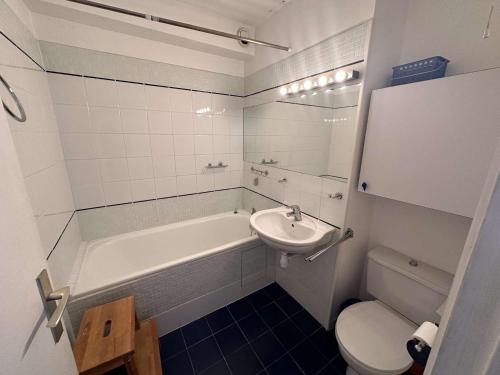 une salle de bain avec un lavabo, une baignoire et des toilettes dans l'établissement Studio 4 couchages avec piscine et parking à Port Camargue - FR-1-731-88, au Grau-du-Roi