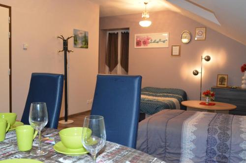 une salle à manger avec des chaises bleues et une table dans l'établissement Rochire Location 1, à Gérardmer