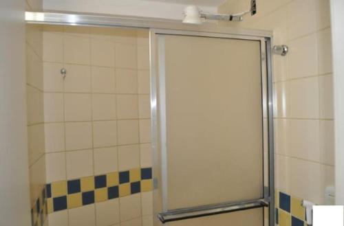 a shower with a glass door in a bathroom at Thermas das Caldas, Aproveite Tudo Aqui em Caldas Novas - GO in Caldas Novas