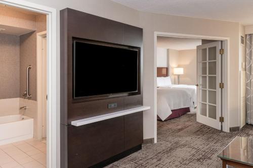 Postel nebo postele na pokoji v ubytování Chicago Marriott Suites Deerfield