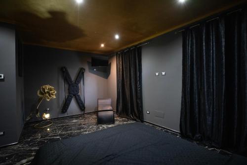 a living room with a stage with a black carpet at Suite Relax 1 in Coazzano