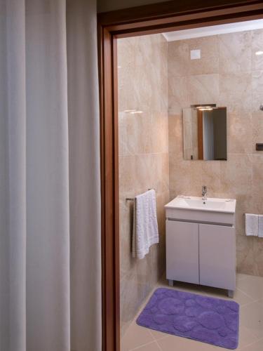 a bathroom with a sink and a shower at Alojamento Correia in Caldelas