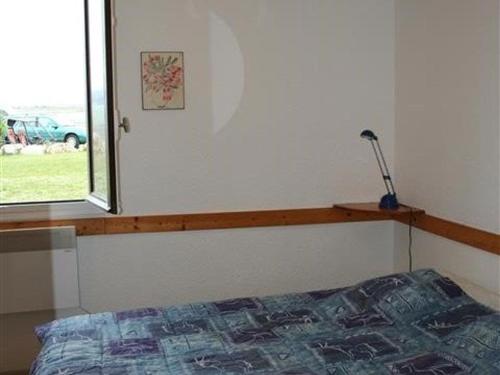 une chambre avec un lit et une fenêtre dans l'établissement Appartement T2 avec terrasse, piscine, parking - Le Barcarès - FR-1-195-46, au Barcarès