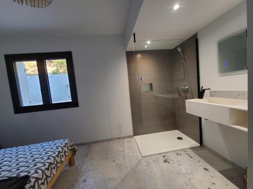 une salle de bain avec une douche, un lit et un lavabo dans l'établissement Belle Villa au calme avec Piscine grands volumes à deux pas des plages de La Ciotat, à La Ciotat